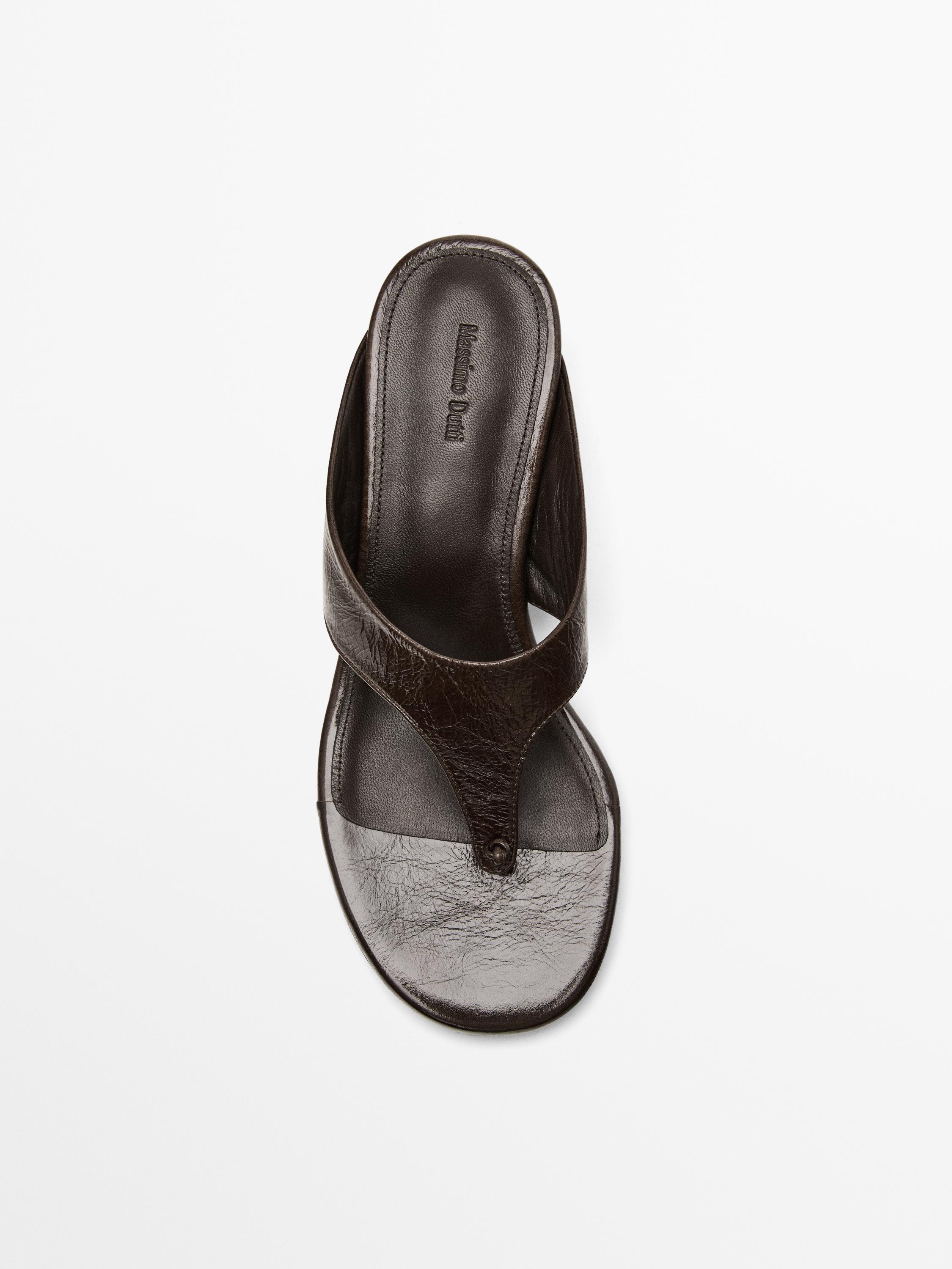 Heeled sandals with toe divider